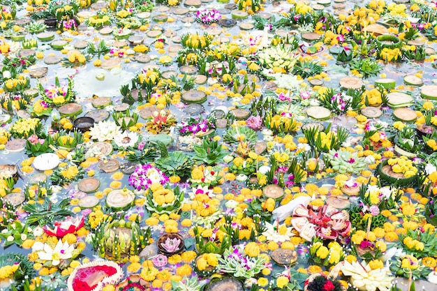 Déchets de flotteur naturel fait main ou Krathong au nom thaïlandais fait par le tronc de bananier et les feuilles dans l'étang d'eau