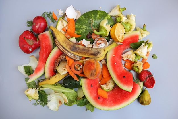 Déchets ménagers pour le compostage des fruits et légumes sur fond gris Vue de dessus Mise à plat