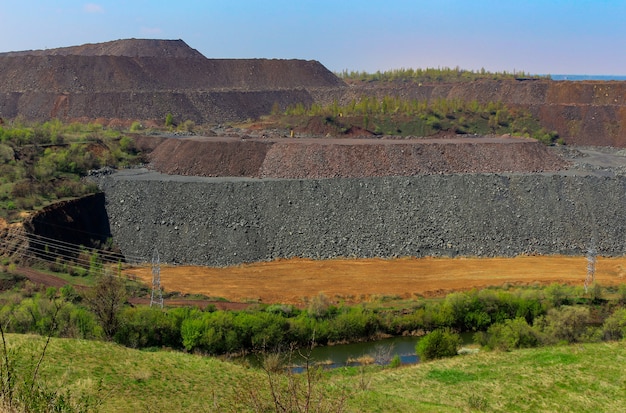 Déchets de minerai de pierre et de gros débris de roche.