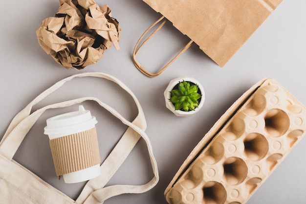 Déchets de papier et carton recyclés. Poubelle organique. Respectueux de la nature