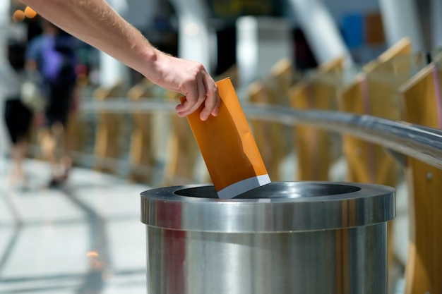 Déchets de papier mis dans la corbeille