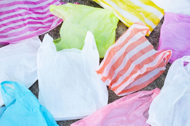 Déchets de plastique coloré sur fond de sol en ciment.