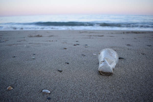 Déchets plastiques déversés sur la plage