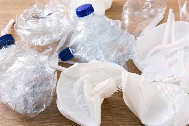 Déchets plastiques jetables sur bois