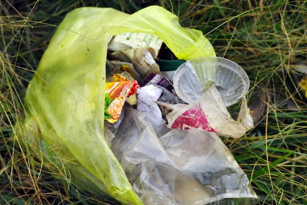 Photo les déchets plastiques jetés sur l'herbe verte sont un problème environnemental naturel protection de la nature