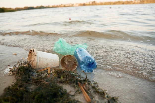 Les déchets sur le rivage conception de l'écologie et de la journée de la Terre