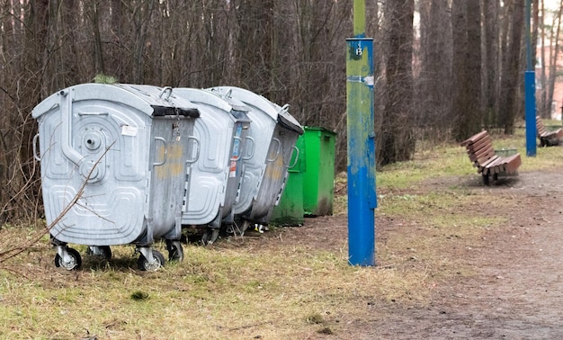 déchets surchargés de grandes poubelles à roues pour le recyclage des déchets et les déchets de jardinage