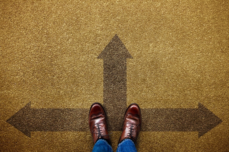 Photo décision dans la vie ou le concept d'entreprise. personne indécise debout sur les flèches avant, gauche et droite. vue de dessus