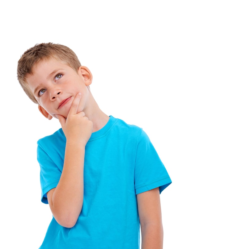 Photo décision de planification et garçon pensant avec émerveillement fantaisie et jeune isolé sur fond de studio blanc enfant mâle petit enfant ou état d'esprit avec rêverie créative ou objectif sur fond de studio