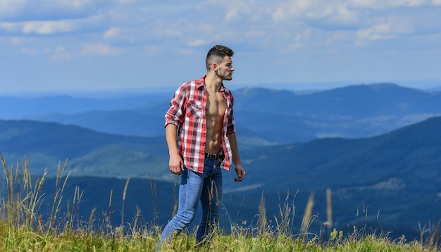 Une décision pour la nature voyage aventure hipster mode campagne concept agriculteur sur rancho homme en montagne camping et randonnée homme macho sexy en chemise à carreaux cowboy au chapeau en plein air