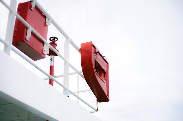 Photo deck d'un navire à passagers amarré en rouge blanc