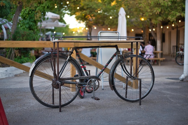 Photo déco de jardin, vieux vélo rouge et vintage.