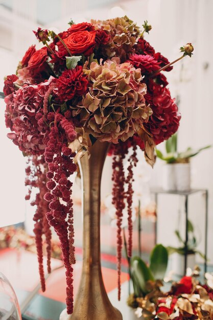 Déco de mariage avec vase et roses fleurs rouges