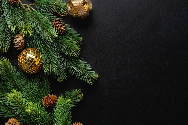 Déco de Noël avec sapin et boules sur fond sombre. Mise à plat. Concept de Noël