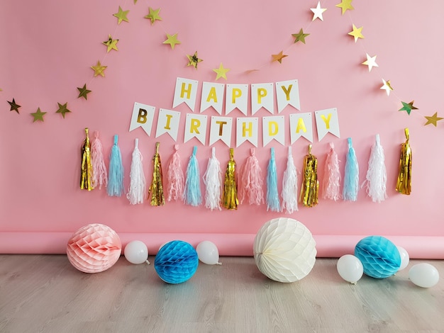 la déco rose de l'anniversaire pour fille avec des guirlandes de ballons en papier pompons