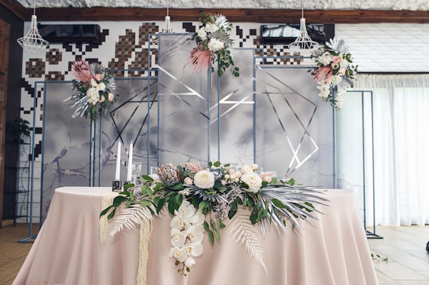 Déco d'une table de mariage dans un restaurant