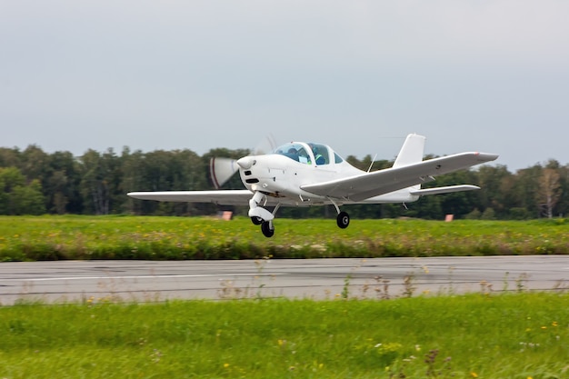 Décoller le petit avion de sport