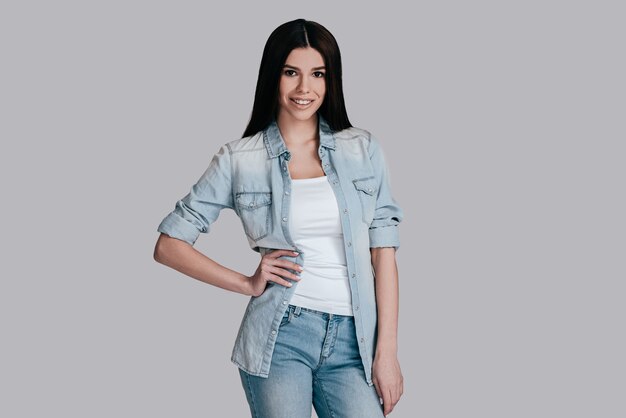 décontracté et beau. femme affaires, poser, contre, mur