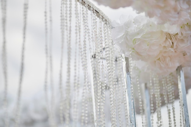 décor de l'arche de mariage fils scintillants blancs pour l'arche de mariage et fleurs blanches