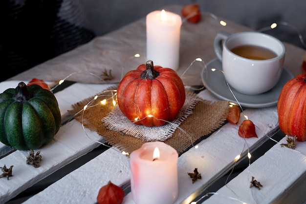 Décor d'automne de citrouilles et de bougies en octobre idée pour halloween