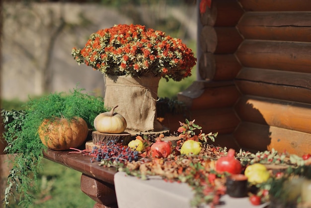 décor d'automne décoré dans un style rustique aux couleurs chaudes avec fleuristerie d'automne