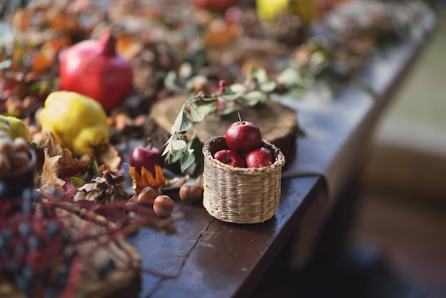 décor d'automne décoré dans un style rustique aux couleurs chaudes avec fleuristerie d'automne