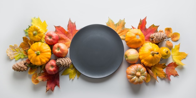 Décor d'automne pour Thanksgiving Day avec citrouilles, feuilles, pommes sur gris