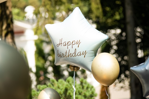 Décor de ballons pour célébrer en plein air