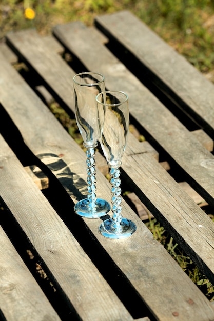 Décor de banquet de mariage Sur une table en bois provenant du stockage de palettes