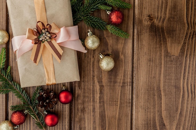 Décor de boîte-cadeau de Noël et branche de sapin sur table en bois Vue de dessus avec espace de copie