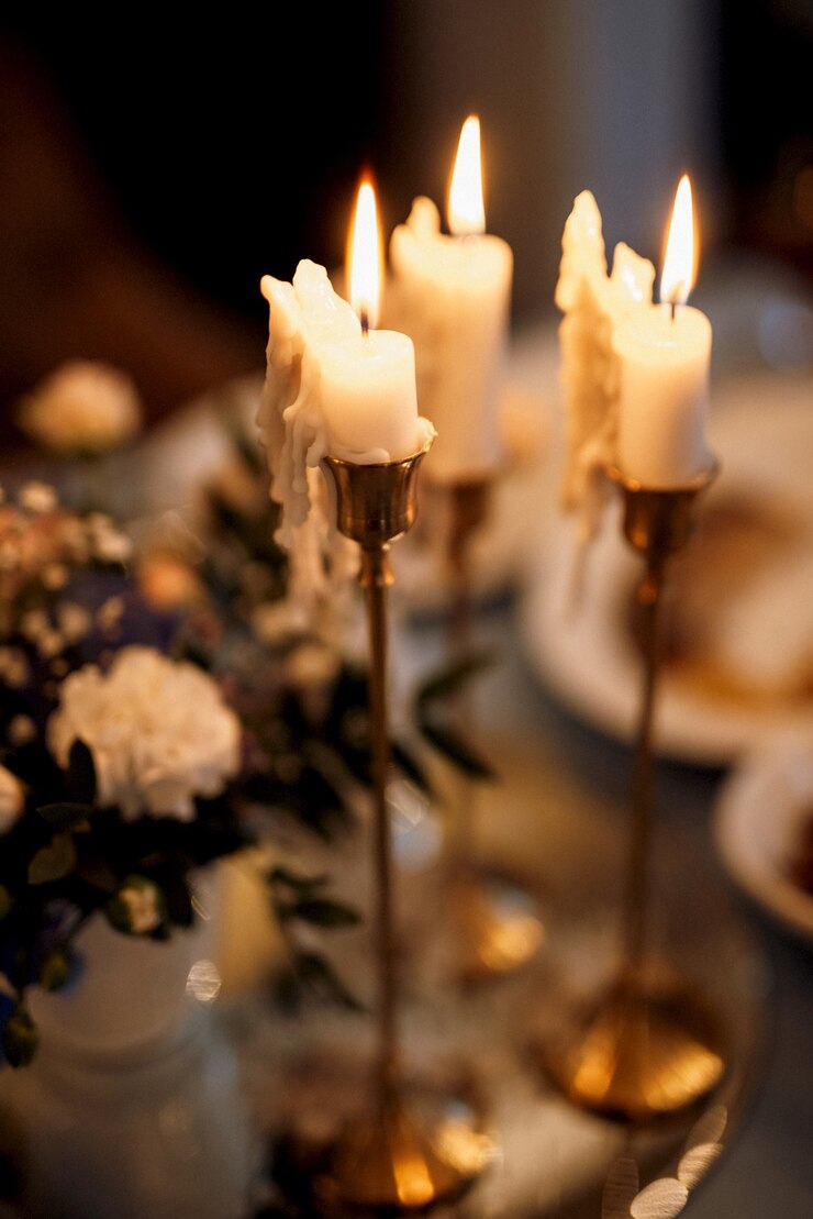 Décor de bougies d'ambiance avec feu réel sur la table de banquet