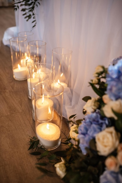 Décor De Bougies D'ambiance Avec Feu Réel Sur La Table De Banquet