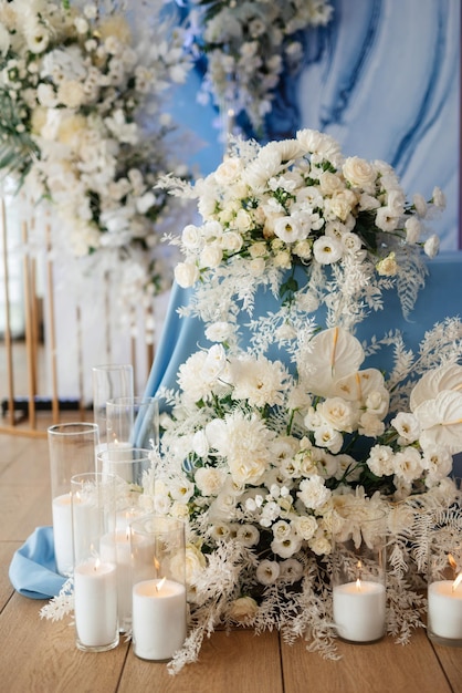 Décor de bougies d'ambiance avec feu vif sur le banquet