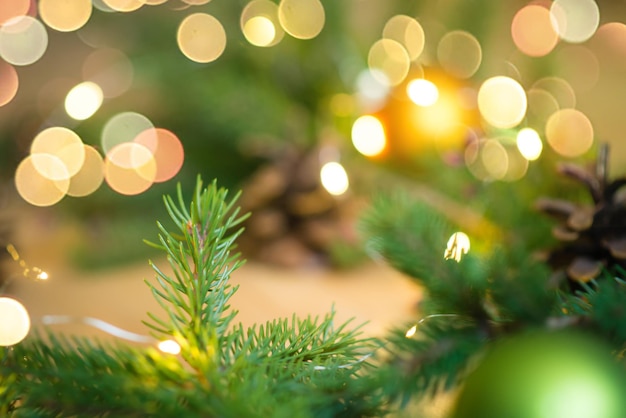 Décor de branche de sapin de Noël. Lumières, boules de Noël. espace de copie.