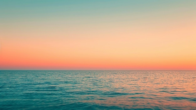 Le décor calme du coucher de soleil avec un bateau sur l'eau