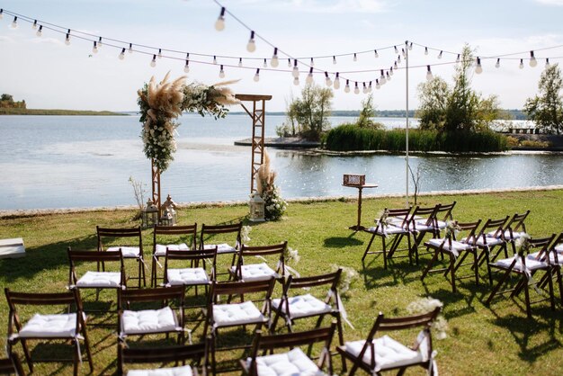 Décor de chaises d'arc de zone de cérémonie de mariage