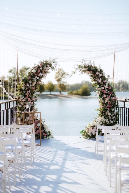 Décor de chaises d'arc de zone de cérémonie de mariage