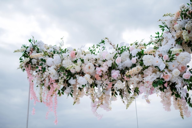 Décor de chaises d'arc de zone de cérémonie de mariage