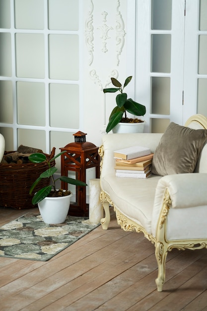 Décor de chambre avec lanterne, plantes en pot et fauteuil