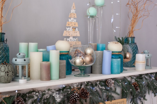 Décor de cheminée avec des bougies pour Noël