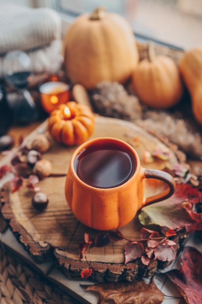 Photo décor cosy d'automne tasse de thé bougies citrouilles