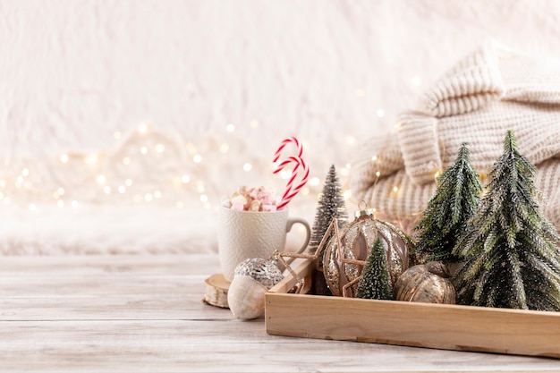 Décor cosy festif de Noël nature morte sur fond de bois, concept de confort à la maison et de vacances.