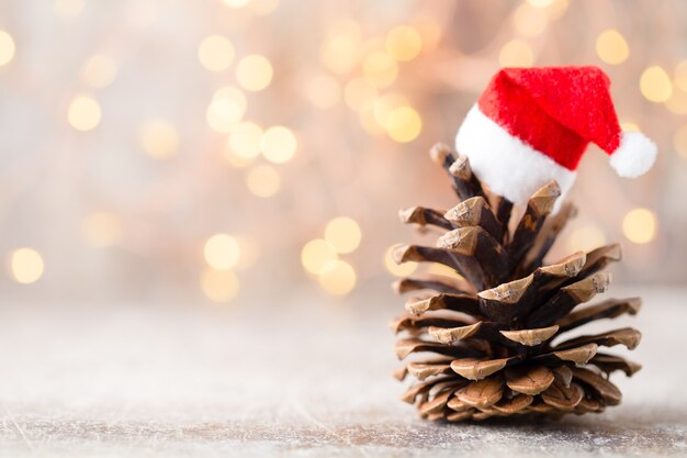 Décor d'étoiles de Noël avec bonnet de Noel. Fond de vacances bohek.