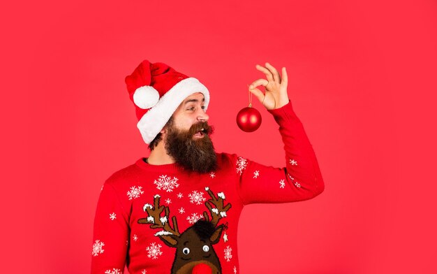 Décor de fête du nouvel an. Préparez-vous pour les vacances. Prêt à célébrer. Juste pour le fun. Organisez la fête de Noël. Organiser la fête. Inspiration hivernale. Décorez votre maison. Homme hipster barbu tenir la décoration de Noël.