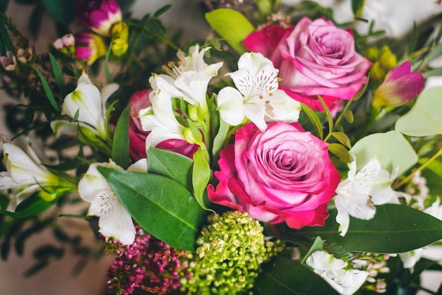 Décor de fleurs fraîches dans un vase décoratif