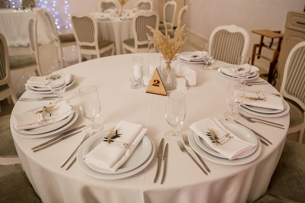 Décor de fleurs lors d'un mariage dans une salle de banquet