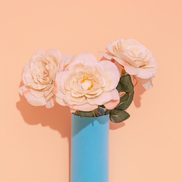 Décor fleurs roses blanches dans un vase Nature morte scène minimaliste