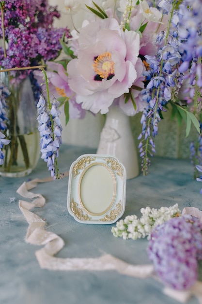 décor floral et décoration pour les fleurs de vacances et un cadre pour un numéro ou une photo