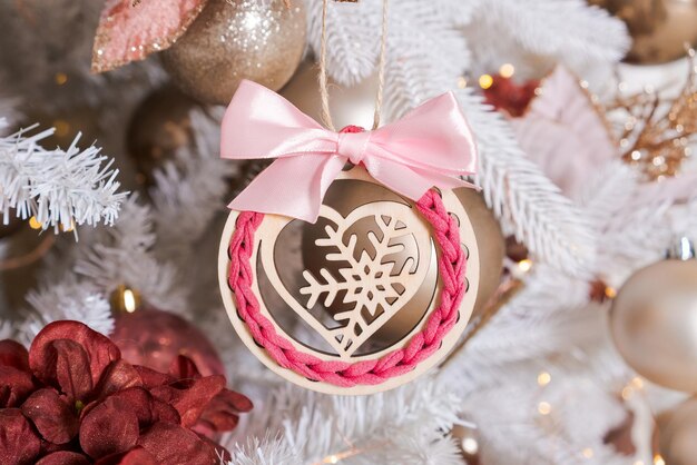 Décor d'hiver vacances de Noël boules et jouets suspendus sur les branches créent