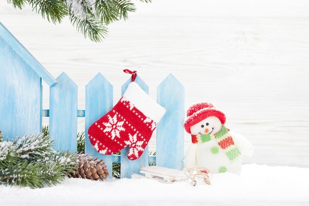 Décor jouet bonhomme de neige de Noël et branche de sapin